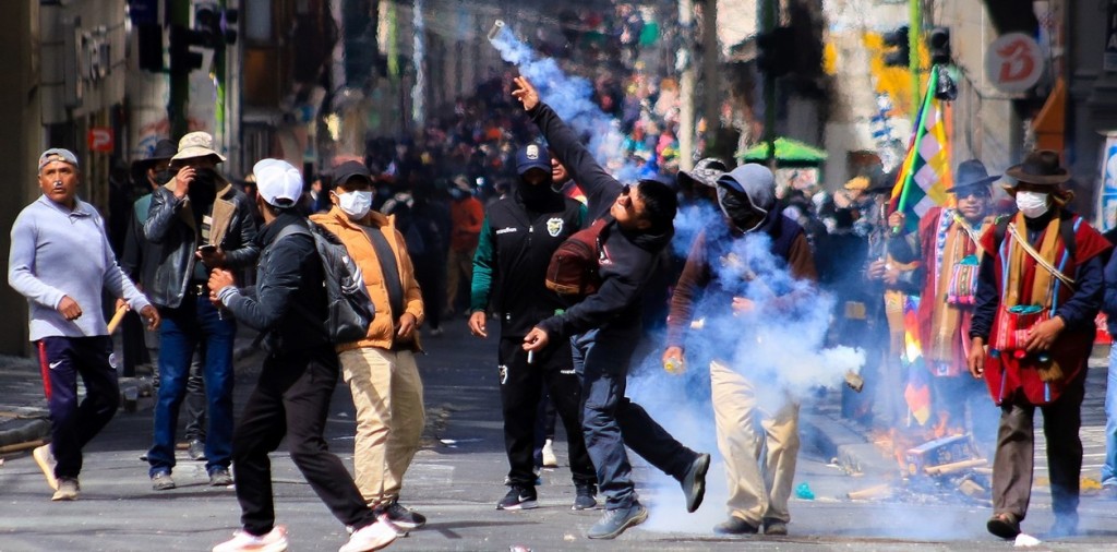 Bolivia: miles de manifestantes exigen la renuncia de Paz en La Paz con incidentes y escasez de combustible