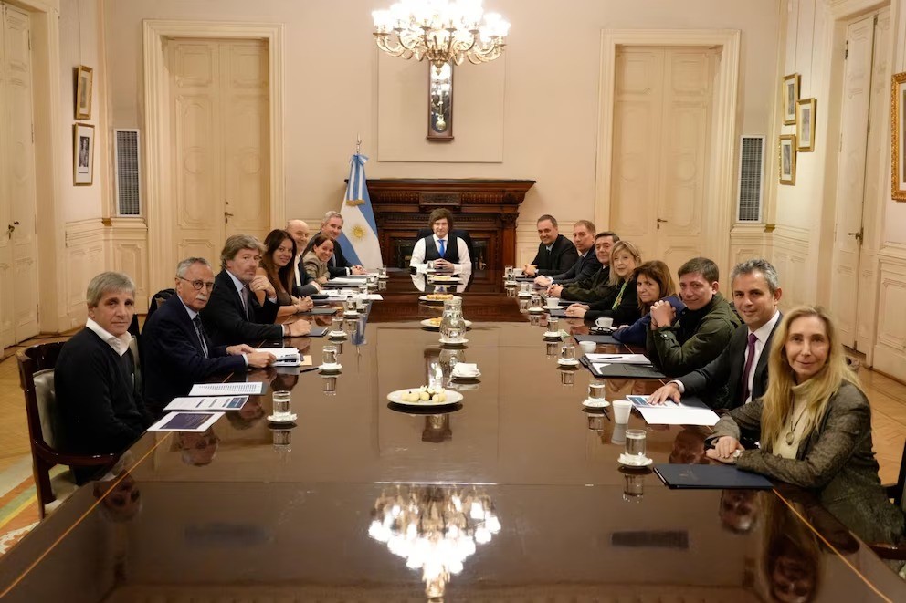 Gestos y silencios: Milei reuni&oacute; a su Gabinete sin hablar de la interna y equilibr&oacute; con abrazos a Caputo, Menem y Bullrich