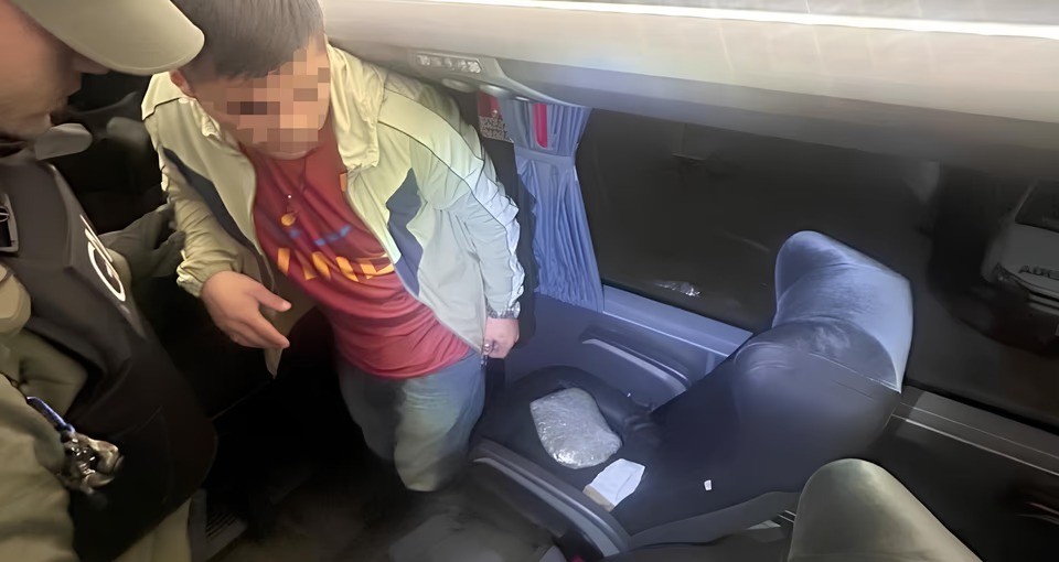 Un colectivo que iba de Jujuy a Buenos Aires fue interceptado en Tucum&aacute;n con m&aacute;s de medio kilo de marihuana y coca&iacute;na