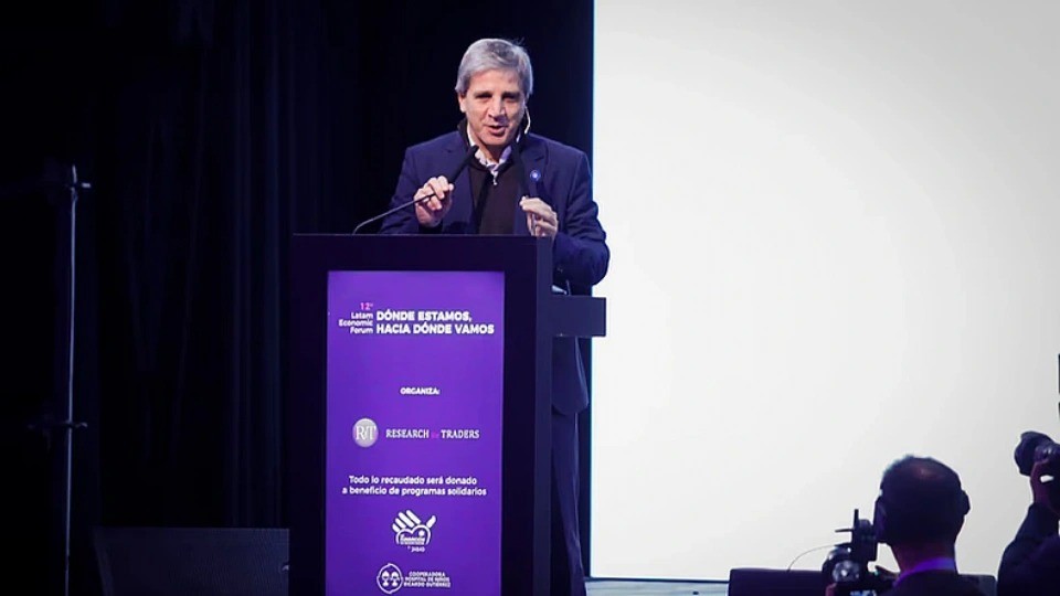 Caputo anticip&oacute; inflaci&oacute;n de mayo a la baja, critic&oacute; a la prensa y asegur&oacute; que en 2027 &ldquo;la econom&iacute;a se va a llevar puesta a la pol&iacute;tica&rdquo;