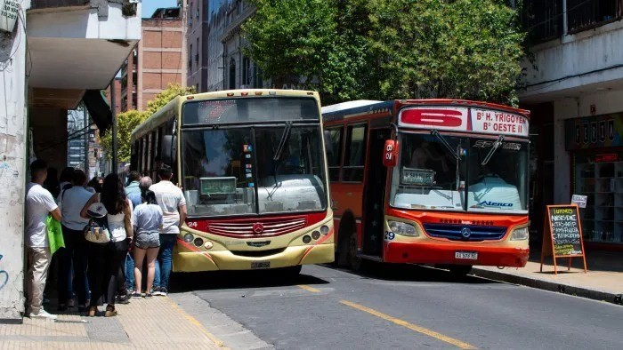 Choferes de Tucum&aacute;n se re&uacute;nen con empresarios para evitar un conflicto por el pago del aguinaldo y el sueldo de mayo