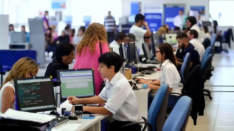 El empleo en la administraci&oacute;n p&uacute;blica nacional cay&oacute; 6,1% interanual en abril, aunque creci&oacute; 0,5% respecto de marzo