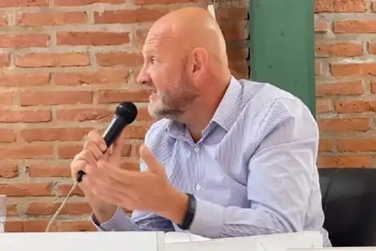 Apud respondi&oacute; a Macchiarola: "cada d&iacute;a se parecen m&aacute;s a aquello que dice combatir"