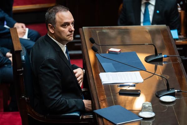 El Gobierno contrat&oacute; 14 encuestadoras por casi $230 millones bajo la &oacute;rbita de Adorni