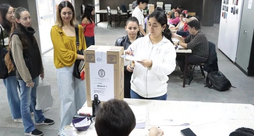 Elecciones en la UNT: docentes y nodocentes votaron con alto respaldo y hoy se suman los estudiantes