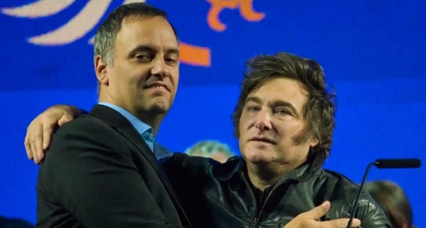 Milei volvi&oacute; a ratificar a Manuel Adorni como jefe de Gabinete y cruz&oacute; a los periodistas por las versiones de un recambio