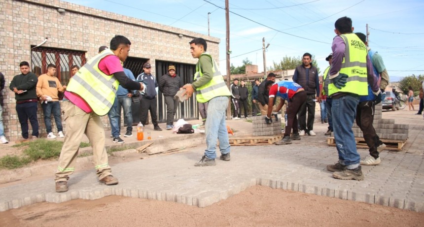 Banda del R&iacute;o Sal&iacute; avanza con pavimento articulado en el barrio F&aacute;tima y proyecta tres calles m&aacute;s