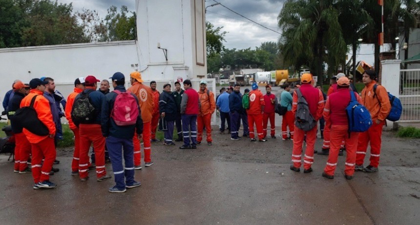 Un recolector de residuos muri&oacute; arrollado por un cami&oacute;n mientras realizaba maniobras en Barrio Victoria