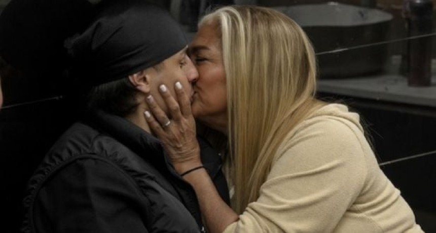 Gladys &ldquo;La Bomba tucumana&rdquo; se bes&oacute; con dos participantes en Gran Hermano y se volvi&oacute; viral