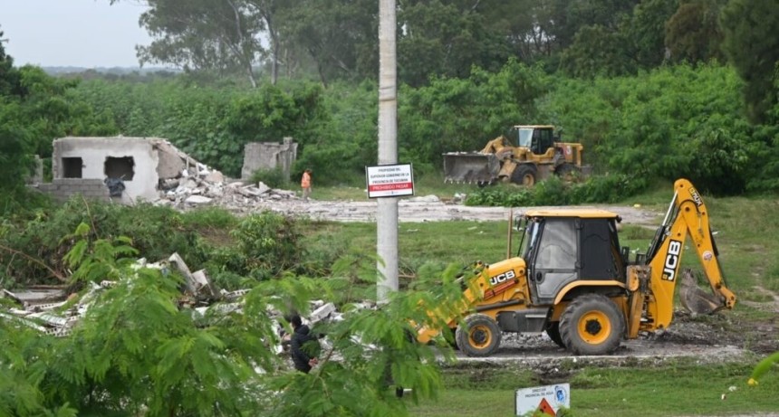 El Gobierno de Tucum&aacute;n recuper&oacute; un espacio p&uacute;blico al demoler construcciones ilegales en la ribera del R&iacute;o Sal&iacute;