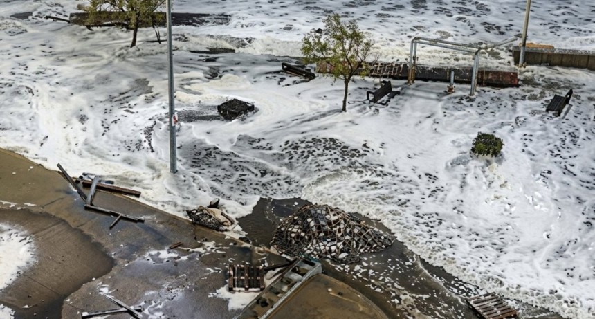 Temporal en la Costa Atl&aacute;ntica: olas de 7 metros, rutas cortadas y alerta vigente hasta el mediod&iacute;a del s&aacute;bado