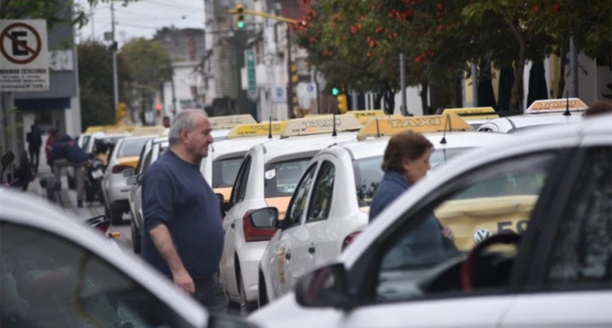 Taxistas de Tucum&aacute;n llevan a la Legislatura un proyecto de ley para regular las apps de transporte con tarifas topeadas