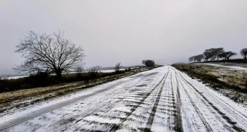 Cay&oacute; nieve en Taf&iacute; del Valle: el refuerzo de aire polar cumple el pron&oacute;stico y deja postales invernales en Tucum&aacute;n