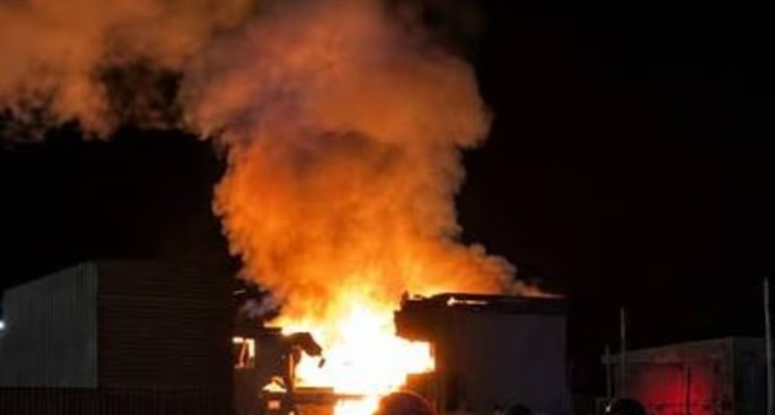 Tres muertos, entre ellos un beb&eacute; de dos meses, tras explosi&oacute;n y voraz incendio en un complejo de departamentos en Perito Moreno