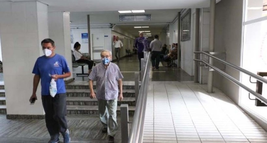 Barbijo obligatorio en hospitales, ventilaci&oacute;n en escuelas y vacunaci&oacute;n los s&aacute;bados: las recomendaciones del ministro de Salud de Tucum&aacute;n