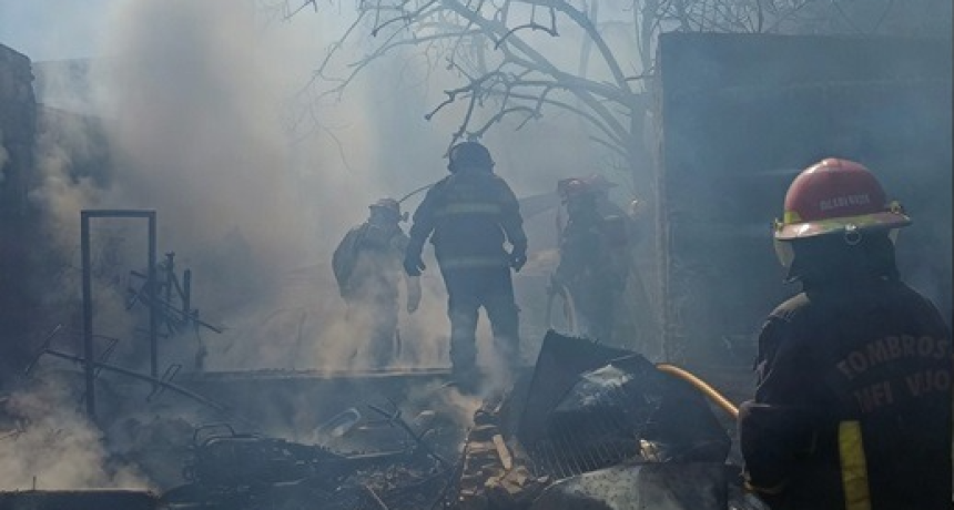 Un hombre de 74 a&ntilde;os muri&oacute; calcinado en un incendio que destruy&oacute; por completo su vivienda en Villa Carmela