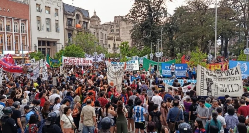 Docentes universitarios de Tucum&aacute;n paran y marchan por salarios y presupuesto para la universidad p&uacute;blica