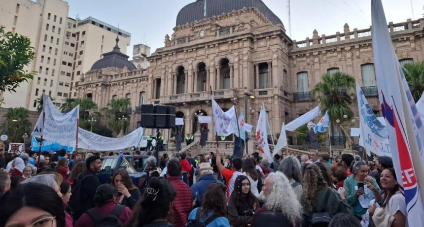 Multitudinaria marcha universitaria en Tucum&aacute;n por el incumplimiento de la Ley de Financiamiento y los fallos judiciales