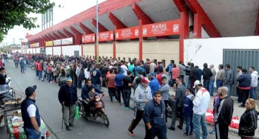Tribuna Segura: el Gobierno prohibi&oacute; el ingreso a las canchas a 13.000 deudores alimentarios