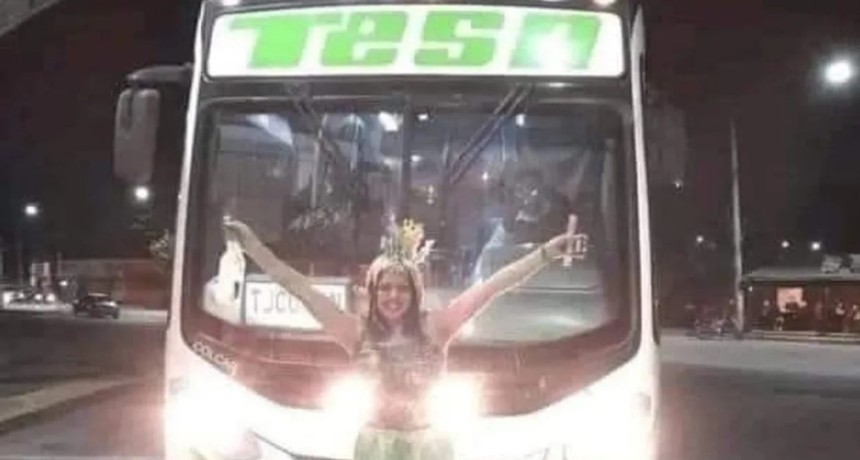 La emotiva foto de una egresada tucumana con el colectivo que la acompa&ntilde;&oacute; durante toda la carrera