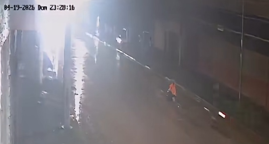 Avenida Francisco de Aguirre: Un motociclista cay&oacute; por una p&eacute;rdida de agua que lleva d&iacute;as sin reparar y vecinos denuncian al menos ocho accidentes similares