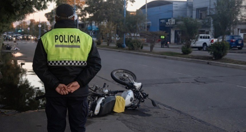Tragedia en avenida Gobernador del Campo: un motociclista muri&oacute; tras ser embestido por una Amarok