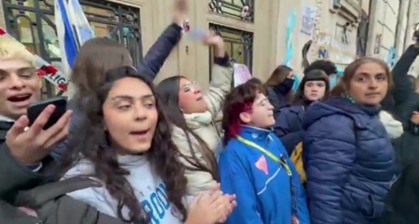 Sentada en la Escuela Normal: reclaman mantenimiento, gabinete psicopedag&oacute;gico y freno a un cambio curricular