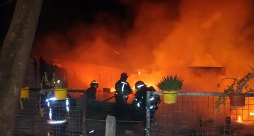 Tragedia en Los Nogales: un hombre de 22 a&ntilde;os muri&oacute; carbonizado y dos chicas de 17 fueron hospitalizadas por un incendio