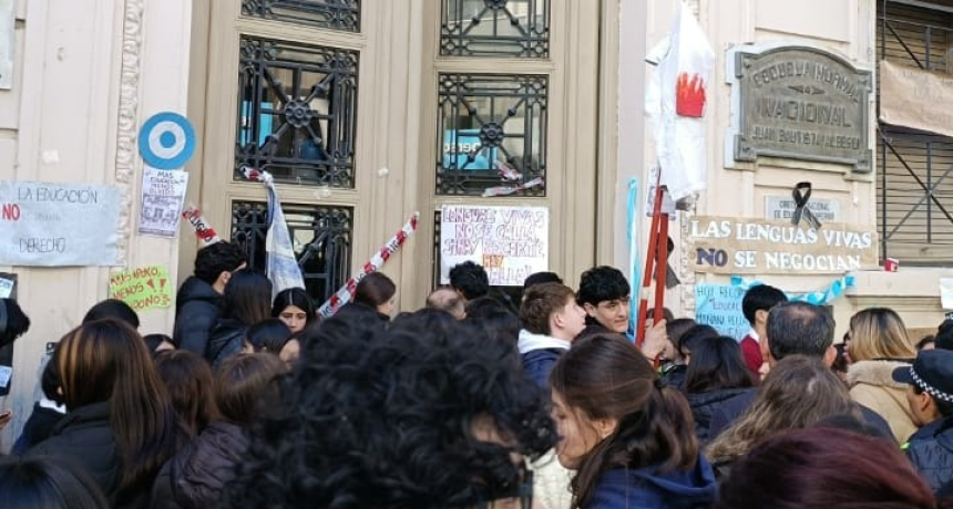Estudiantes de la Escuela Normal de Tucum&aacute;n levantaron la protesta tras un acuerdo con el Ministerio de Educaci&oacute;n