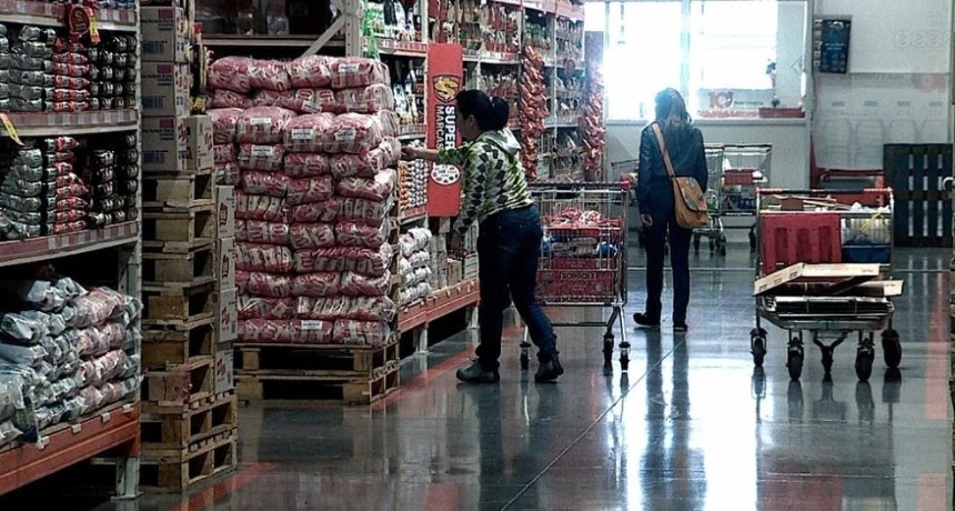 La inflaci&oacute;n mayorista trep&oacute; al 5,2% en abril impulsada por el petr&oacute;leo y acumula un 30,8% interanual