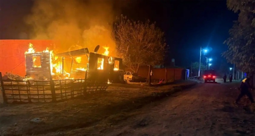 Tragedia en Lastenia: un incendio en una vivienda de madera mat&oacute; a un nene de 5 a&ntilde;os y dej&oacute; a su hermano de un a&ntilde;o rescatado