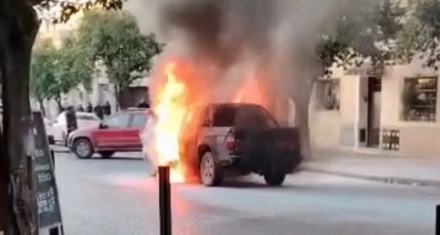 Choque y fuego en Barrio Sur: una camioneta qued&oacute; reducida a cenizas en Las Heras y Lavalle