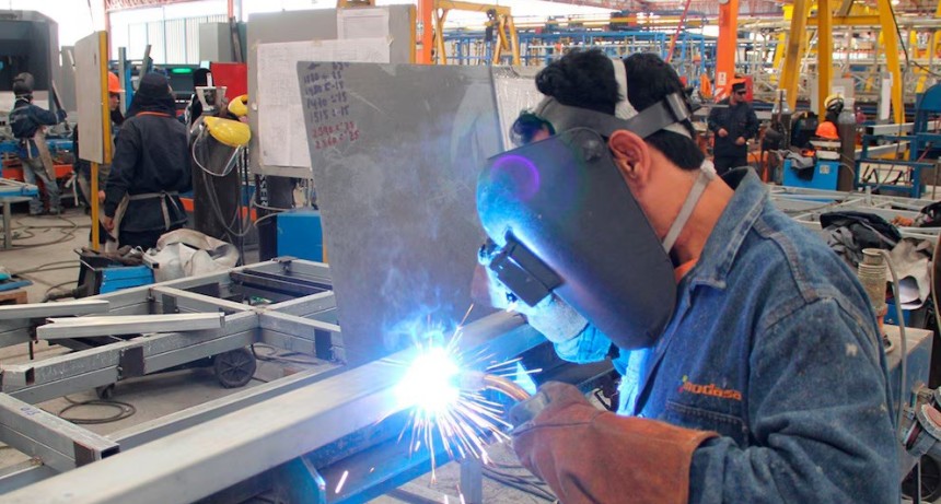La actividad econ&oacute;mica rebot&oacute; 3,5% en marzo y el Gobierno afirma que la recuperaci&oacute;n ya empez&oacute;