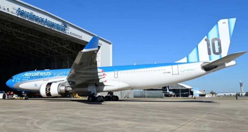 Aerol&iacute;neas Argentinas present&oacute; un Airbus con dise&ntilde;o de la Selecci&oacute;n y cancel&oacute; vuelos desde Tucum&aacute;n, C&oacute;rdoba y Rosario a Miami por el alto costo del combustible