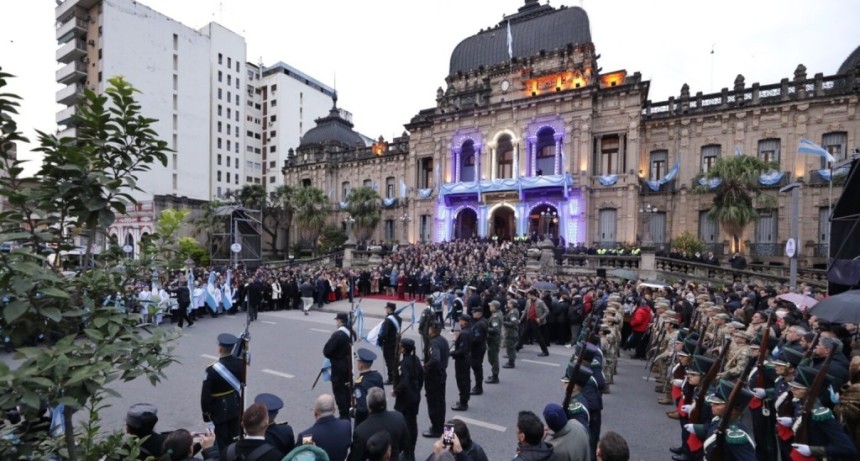 Osvaldo Jaldo encabez&oacute; el acto por el 25 de Mayo en plaza Independencia con un llamado a la unidad