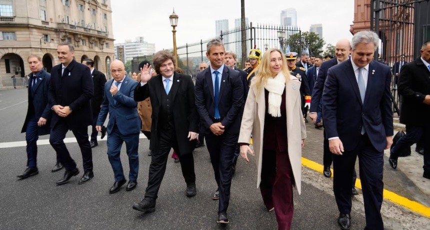 Javier Milei camin&oacute; a la Catedral para el Tedeum del 25 de Mayo y luego reuni&oacute; a su Gabinete