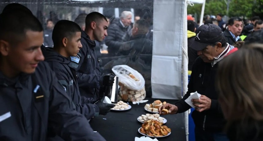 Chocolate patrio en Plaza Independencia: funcionarios y vecinos celebraron los 216 a&ntilde;os de la Revoluci&oacute;n de Mayo