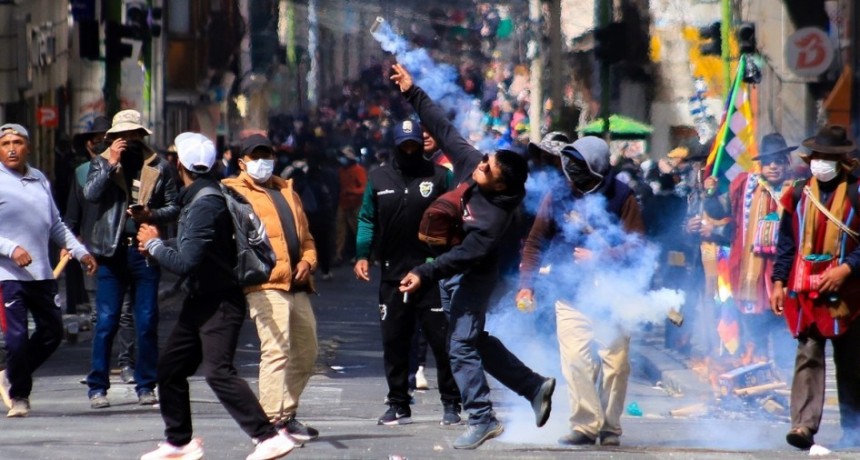 Bolivia: miles de manifestantes exigen la renuncia de Paz en La Paz con incidentes y escasez de combustible