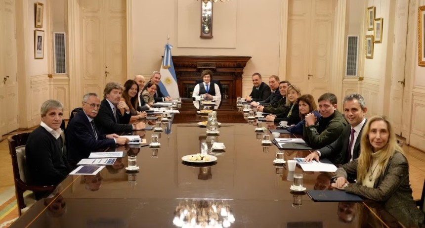 Gestos y silencios: Milei reuni&oacute; a su Gabinete sin hablar de la interna y equilibr&oacute; con abrazos a Caputo, Menem y Bullrich