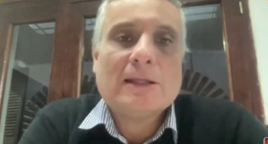 Cobos rechaz&oacute; cualquier aumento del boleto y propuso que la UNT audite los costos del transporte en Tucum&aacute;n
