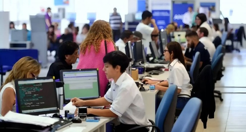 El empleo en la administraci&oacute;n p&uacute;blica nacional cay&oacute; 6,1% interanual en abril, aunque creci&oacute; 0,5% respecto de marzo