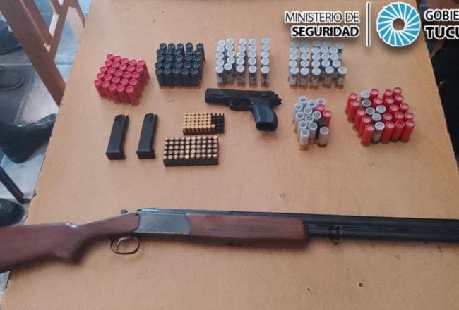 La policía incautó armas de fuego y municiones en dos allanamientos