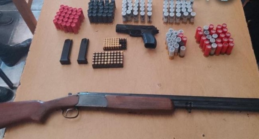 La policía incautó armas de fuego y municiones en dos allanamientos
