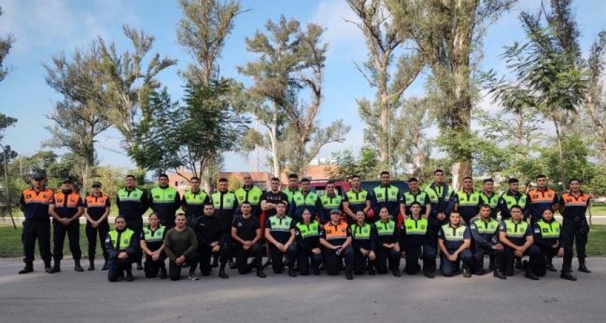 Bomberos hicieron un simulacro en una capacitación sobre materiales peligrosos