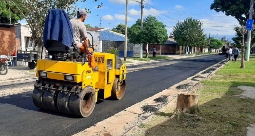 El municipio está pavimentando calle Juanes de Artaza en Villa Angelina