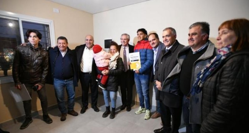 El Presidente, junto a Jaldo y Manzur, entregó viviendas en San Andrés