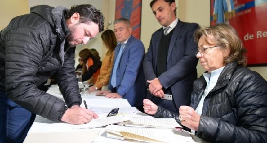 Regularización Dominial: Más de 70 familias firmaron sus escrituras