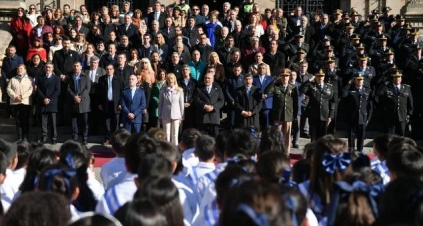 El Gobernador tomó la promesa de lealtad a la Bandera a escolares tucumanos