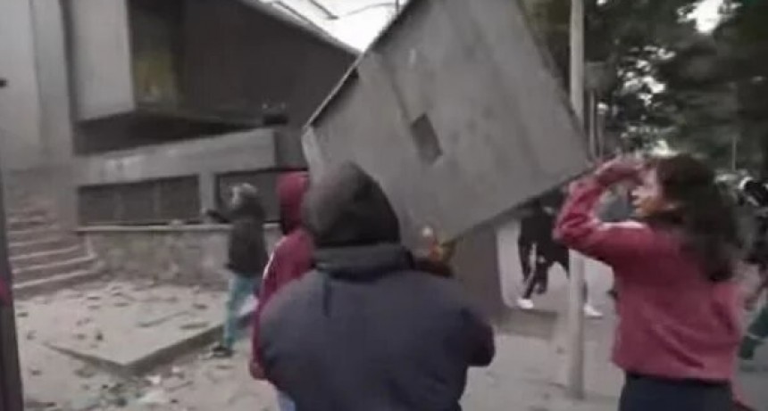 Jujuy: manifestantes atacan la Legislatura y se enfrentan a la Policía