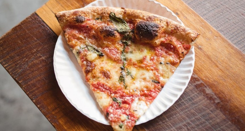 Comió una pizza, pidió llevarse las sobras y se las quisieron cobrar